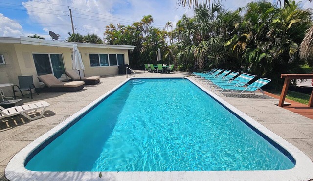 Waterfront Cottage, saltwater pool, walk to the beach & Center in Lauderdale-By-The-Sea