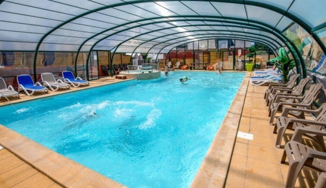 ZEcamping 4 étoiles 200m plage piscine couverte tente TV 35m2 in Plomodiern