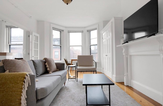 Classic Back Bay 1BR steps from restaurants and shopping by Blueground in Boston