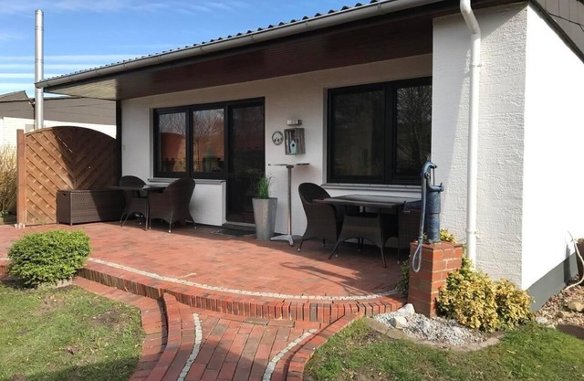 E13 Holiday home with garden, terrace and dyke view in Eckwarderhörne