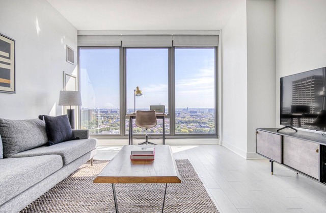 Luxe West Loop Studio w/Gym, Pool, Coworking, walk to UIC, by Blueground in Chicago