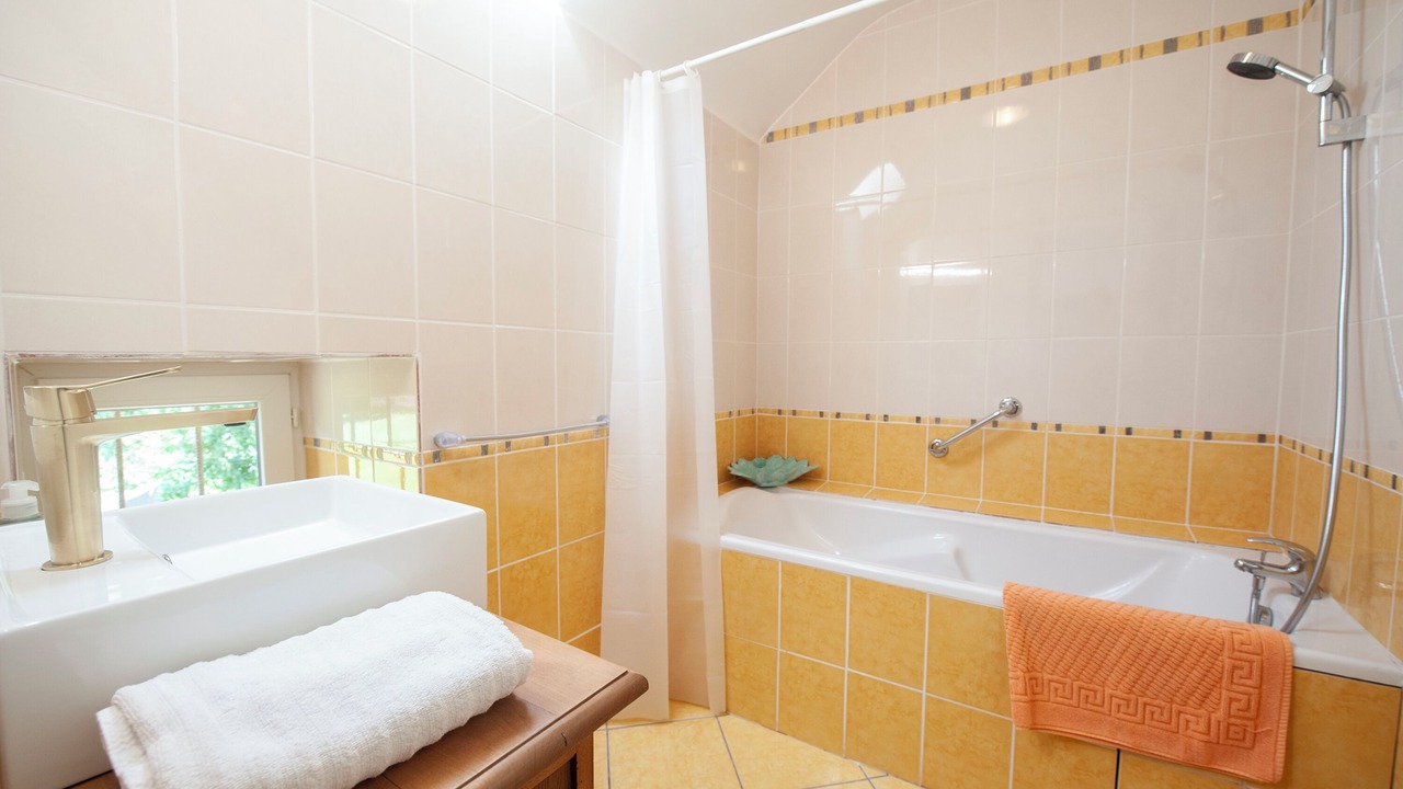 Photo of Bathroom in Lennon