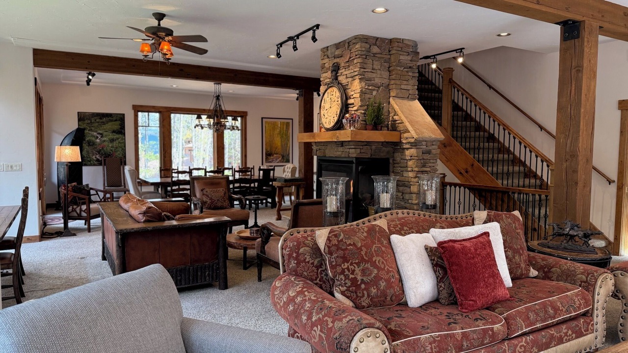 Photo of Livingroom in Peak 8