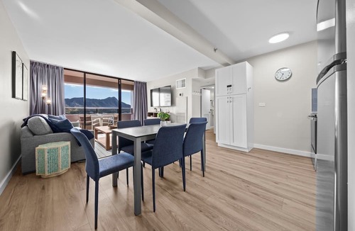 Waikiki Hotel | Renovated - Diamond Head and Ocean Views! - FREE Parking - 1 Block to Beach