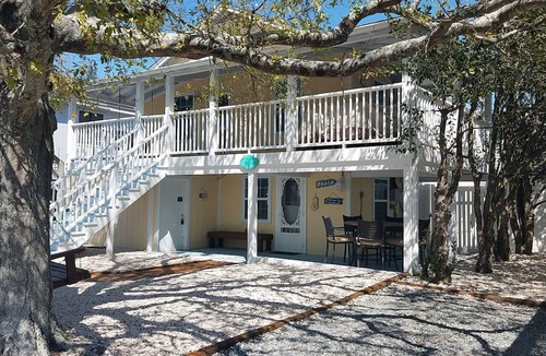 Wrightsville Beach Cottage | Nestled between the BEACH & BANKS CHANNEL- walk to PIER, RESTAURANTS & GROCERY!