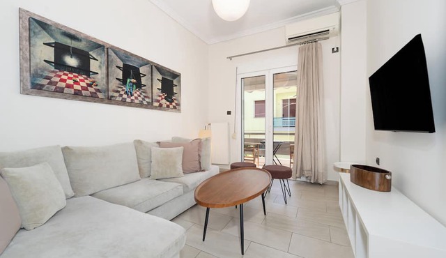 Modern Apartment in Thiseio with Balcony in Athens