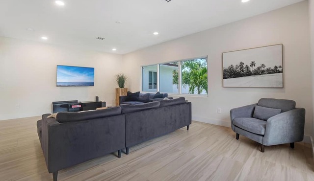 Luxury 4BR Retreat w/Heated Pool + Free Car Rental – Near Miami & Beaches in Biscayne Park