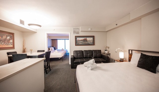 Stay Together Suites - Penthouse, Sleeps 12, Center Strip - Jockey Club in Las Vegas