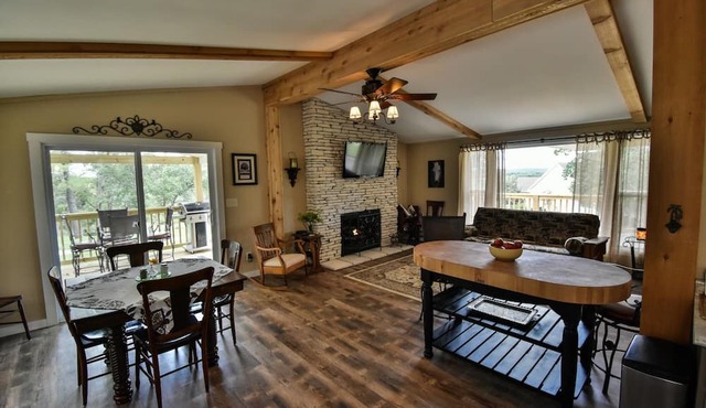 Sleeps 8; hot tub, pool, playground, firepit, fishing w/floating dock, lake view in Beaufort