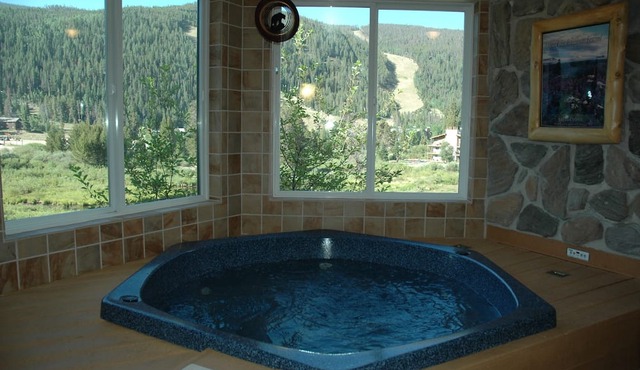 Spacious Luxury Condo Private Hot Tub and Sanua in Unit 1000' to ski lift in Keystone