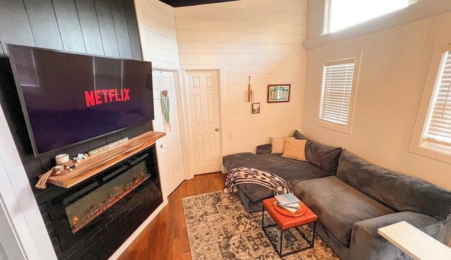 Trendy 2-bedroom floating cabin on river backwaters with HOT TUB! in East Dubuque
