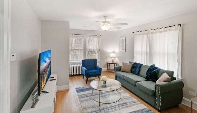 Highwood Haven- 4 Bedroom Steps to Train station! in Highwood