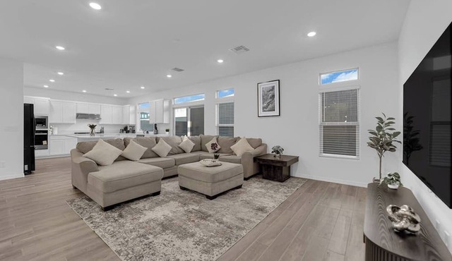 3000SF Modern Home ｜ Near Strip ｜ Pool Table in Las Vegas