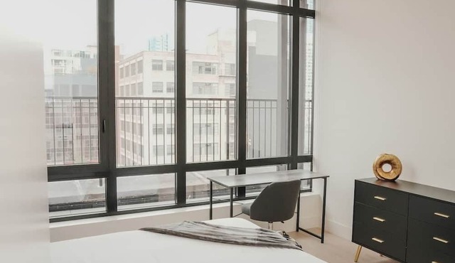 River North Private Balcony With In and Out Parking in Chicago