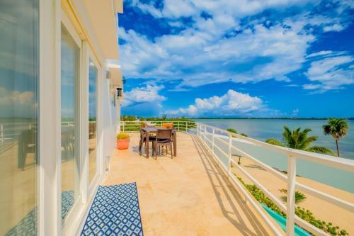 The Fox Villa - Waterfront, 2 Private Pools, Own Boat with Captain, Free Shuttle in San Pedro