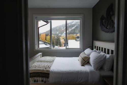 Bike Park and Golf Hot Tub Arcade Sleeps 7 in Sun Peaks
